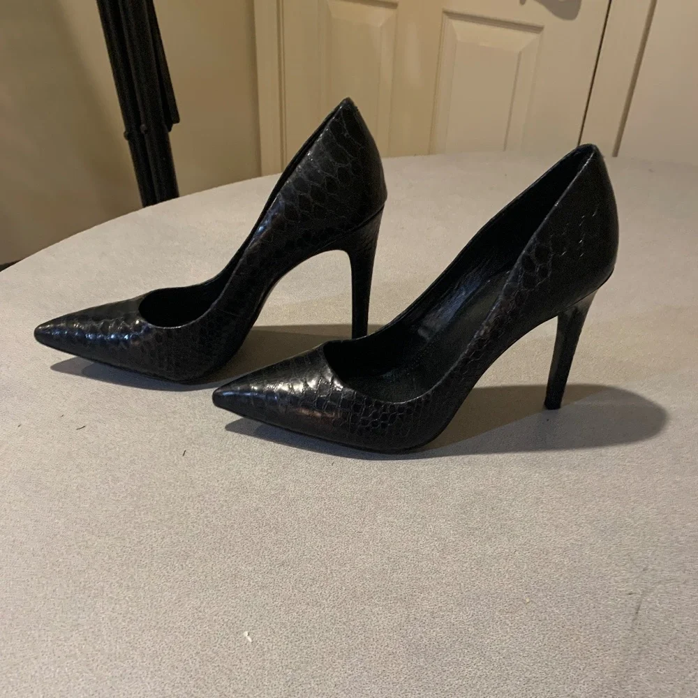 Vince Camuto Black Snakeprint Leather Pumps sz 9 M